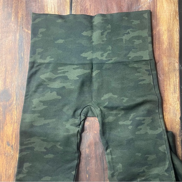 SPANX Camo Seamless Leggings. XS - Picture 3 of 6